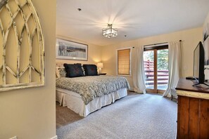 3 makuuhuonetta, työpöytä, silitysrauta/-lauta, vauvan matkasänky