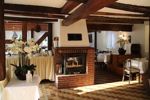 Sarapan prasmanan setiap hari (EUR 8 per orang)