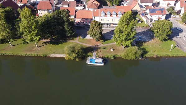 A river with a dock and a boat. - Hotel Gasthof zum Ritter (Hassmersheim)