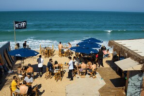 Am Strand, weißer Sandstrand, Liegestühle, Sonnenschirme