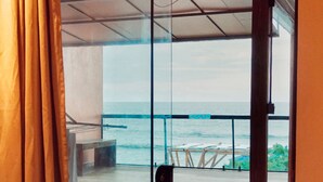 Desk, blackout drapes, iron/ironing board (on request), WiFi (free) - Graffi Beach House (Florianópolis)
