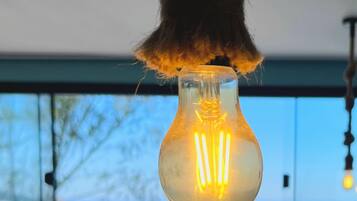 Habitación doble Deluxe, 1 cama matrimonial | Escritorio, cortinas blackout y tabla de planchar con plancha