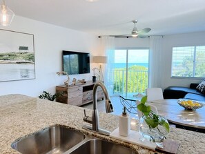 Smart TV, books - BEAUTIFULLY DESIGNED OCEANFRONT CONDO (Tavernier)