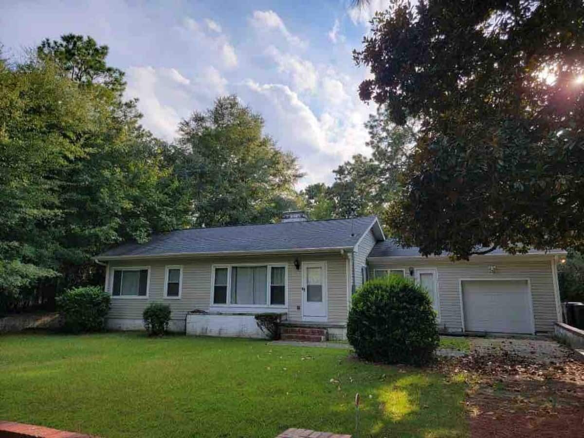 Bicycle Lane Bugalow- nestled between golfing and equestrian communities