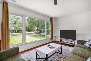 Smart TV, books, stereo, computer monitors - Bicycle Lane Bugalow- nestled between golfing and equestrian communities (Southern Pines)