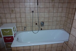 Badewanne, Haartrockner, Handtücher, Seife