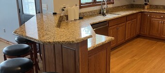 Large home on golf course, close to Seven Oaks, Ledges Park & ISU.  Sleeps 12+