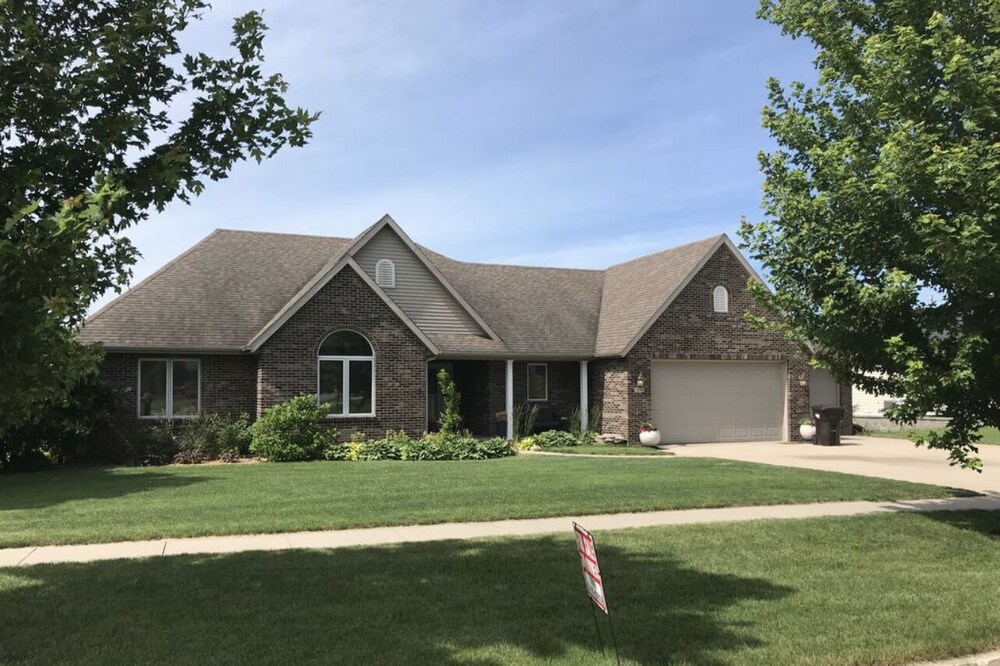 Large home on golf course, close to Seven Oaks, Ledges Park & ISU. Sleeps 12+
