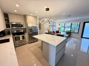 Refrigerador, microondas, horno y parrilla de estufa 