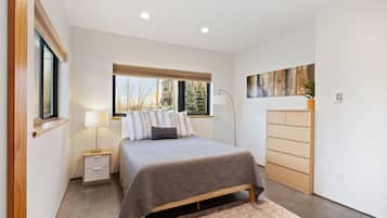 4 bedrooms, travel crib, WiFi