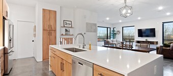 The Lucky Duck-Large Modern Villa in Cle