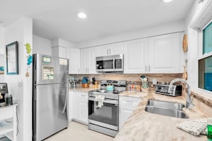 Geladeira, micro-ondas, cooktop, lava-louças