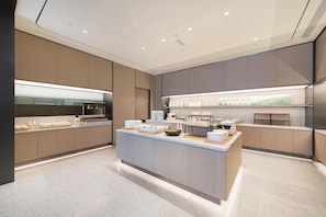 Cozinha moderna com ilha central, eletrodomésticos embutidos e design limpo e minimalista.