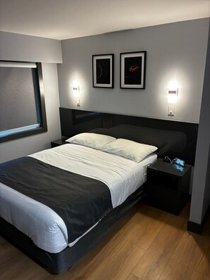 Studio Tiêu chuẩn, 1 giường cỡ queen | Bộ đồ giường cao cấp, trang bị nội thất với thiết kế riêng biệt 