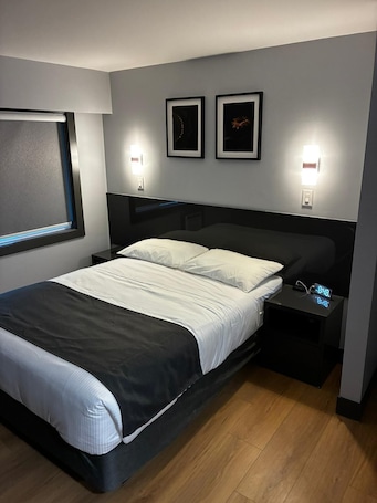 Ropa de cama de alta calidad y muebles diferentes . Nights Inn