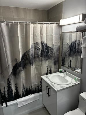 Classic Single Room | Bathroom | Combined shower/tub, free toiletries, towels, soap