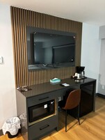 标准开间, 1 张大床 | 高档床上用品、特色家居、笔记本电脑工作区、免费 WiFi