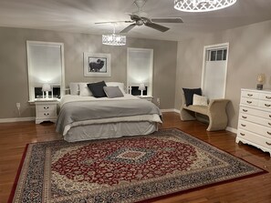 3 bedrooms, desk, iron/ironing board, free WiFi - Charming FarmHouse with animal meet&greet (Mount Jackson)