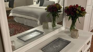 3 bedrooms, desk, iron/ironing board, free WiFi