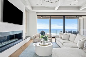 Smart-tv, een open haard en boeken