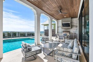 Een verwarmd zwembad