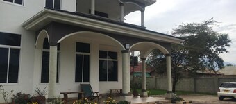 Cozy 4 Bedroom House with a Beautiful Garden