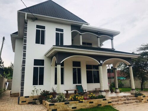 Cozy 4 Bedroom House with a Beautiful Garden