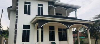 Cozy 4 Bedroom House with a Beautiful Garden