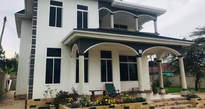 Cozy 4 Bedroom House with a Beautiful Garden