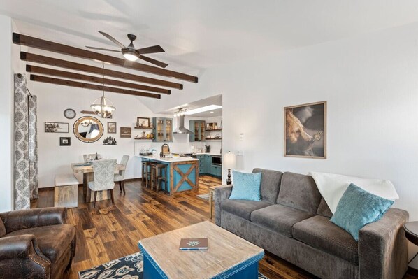 TV - Mountain Escape! Explore town, eat, shop or relax! (Leavenworth)