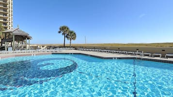 Piscina coberta i piscina a l'aire lliure