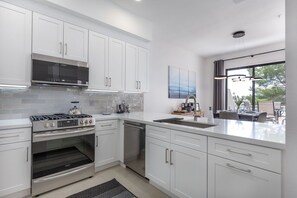 Fridge, microwave, oven, stovetop - Gorgeous Lake Front Views in Prime Scottsdale Location! (Scottsdale)