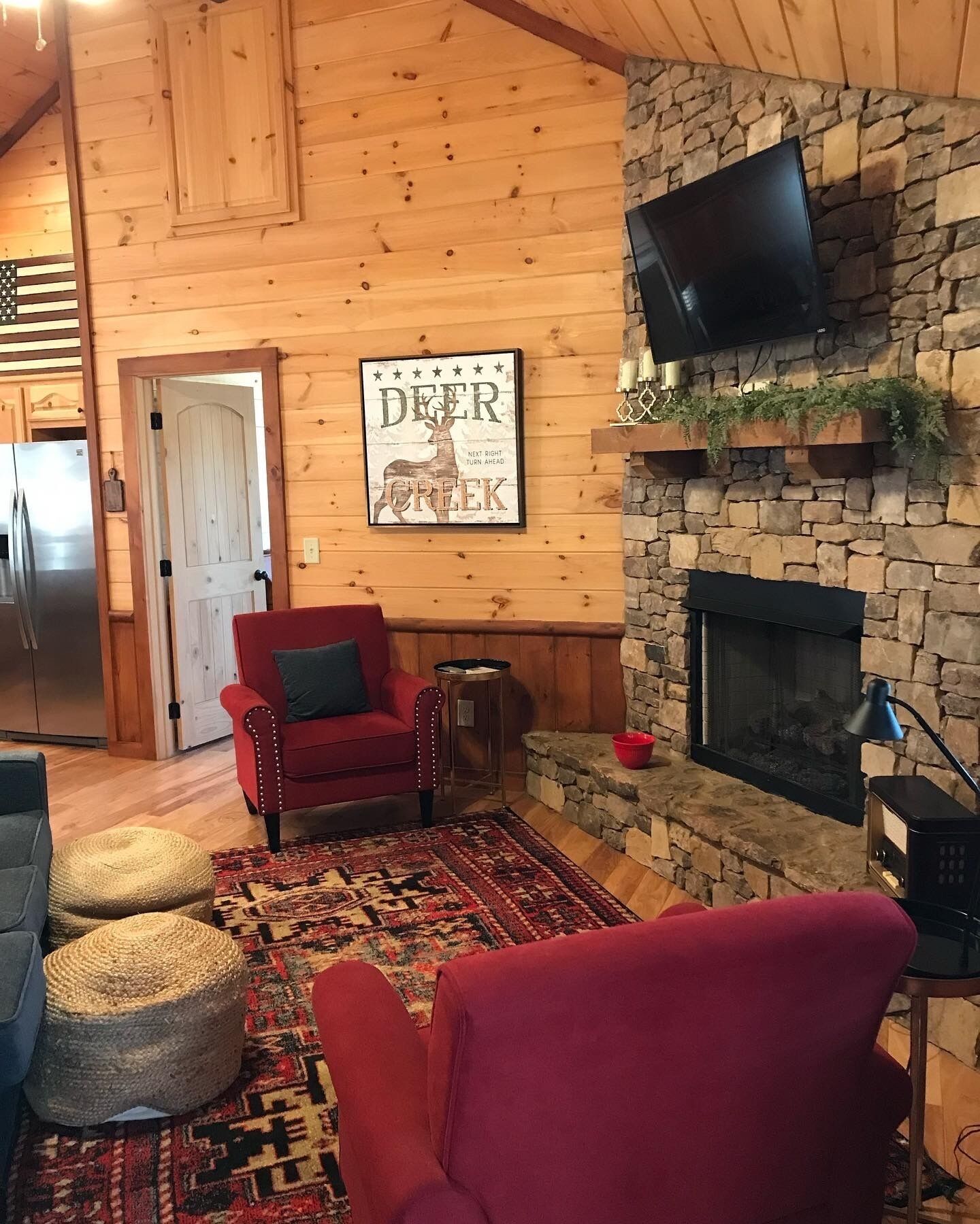 Cozy Cabin for 4 with 2 King beds, 2 full baths, 2 fireplaces and upscale Decor!