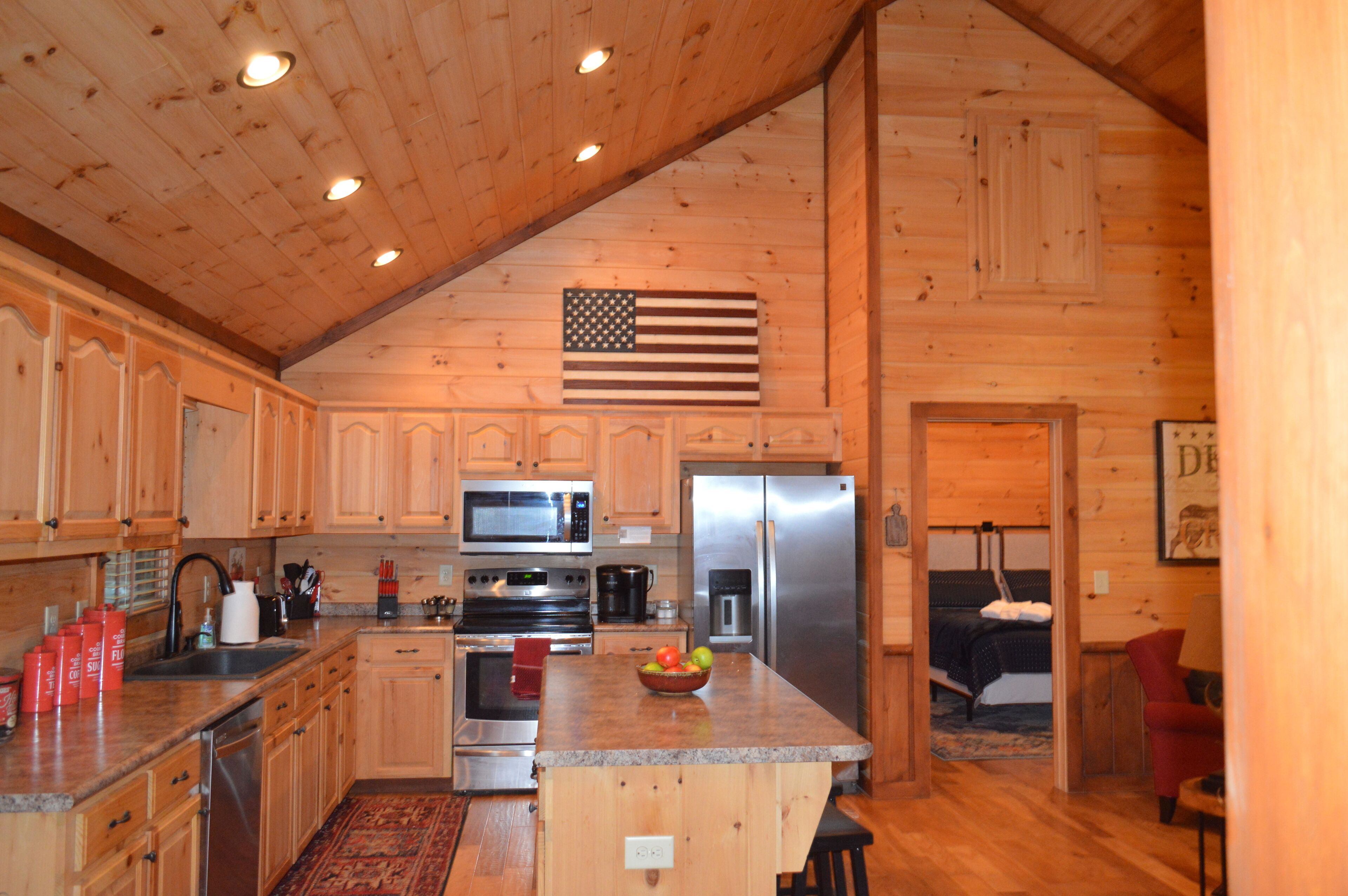 Cozy Cabin for 4 with 2 King beds, 2 full baths, 2 fireplaces and upscale Decor!