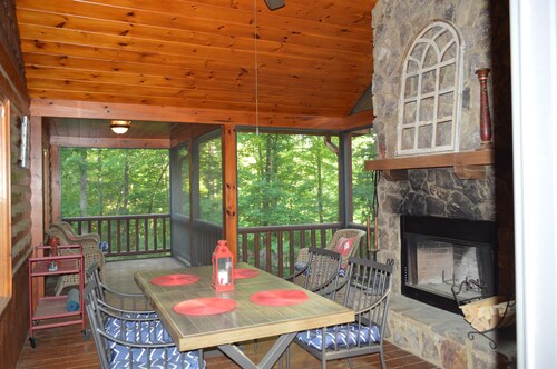 Cozy Cabin for 4 with 2 King beds, 2 full baths, 2 fireplaces and upscale Decor!