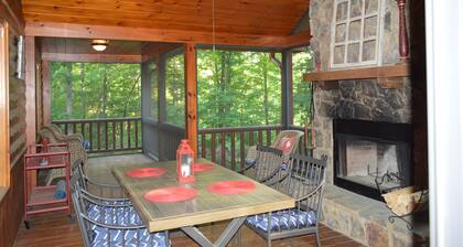Cozy Cabin for 4 with 2 King beds, 2 full baths, 2 fireplaces and upscale Decor!