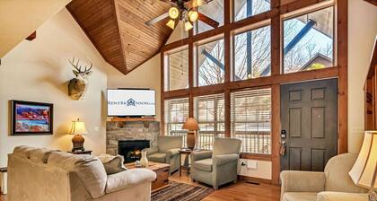 Lodge with Screened-In Porch-Free Tickets-Golf Course At Your Fingertips-Gated Community!
