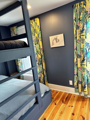 4 chambres, bureau, fer et planche à repasser, lit parapluie