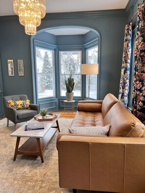 Smart TV, books - ✧ Bright East Side 4BR ✧ Walk Downtown & Track ✧ (Saratoga Springs)