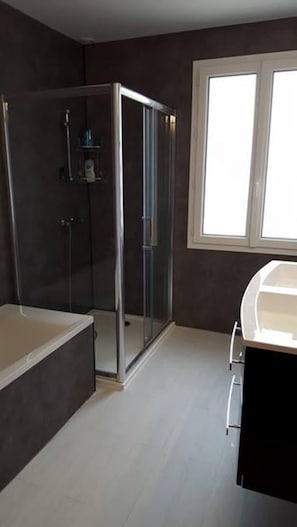 Ensemble douche/baignoire, sĂšche-cheveux, serviettes fournies