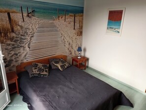 3 bedrooms, iron/ironing board, travel cot, free WiFi - Quiet house with heated pool and bicycles in the center of île de Ré (Le Bois-Plage-en-Re)