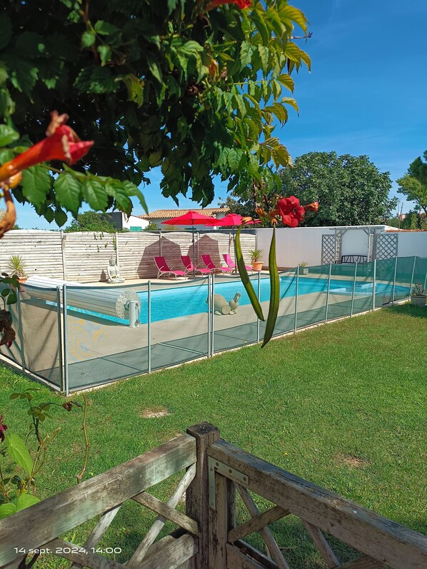 Outdoor pool, a heated pool - Quiet house with heated pool and bicycles in the center of île de Ré (Le Bois-Plage-en-Re)