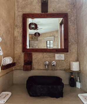 Douche, douche à « effet pluie », serviettes fournies, savon