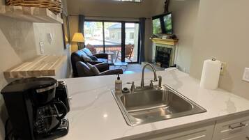 Coffee/tea maker, fridge, microwave, oven