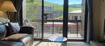 Skiers paradise! Steps from the lifts, newly remodeled 2 bed 2 bath, Hot Tub!