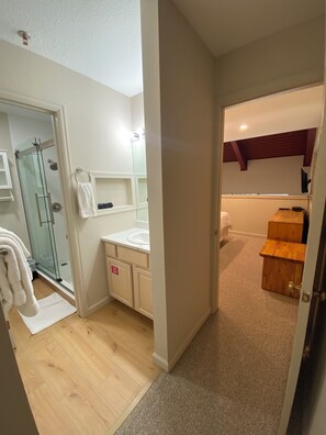 Bathtub, towels, soap, shampoo - Bikers dream in the heart of the Base Area! Walk to lifts, shops and restaurants (Mount Crested Butte)