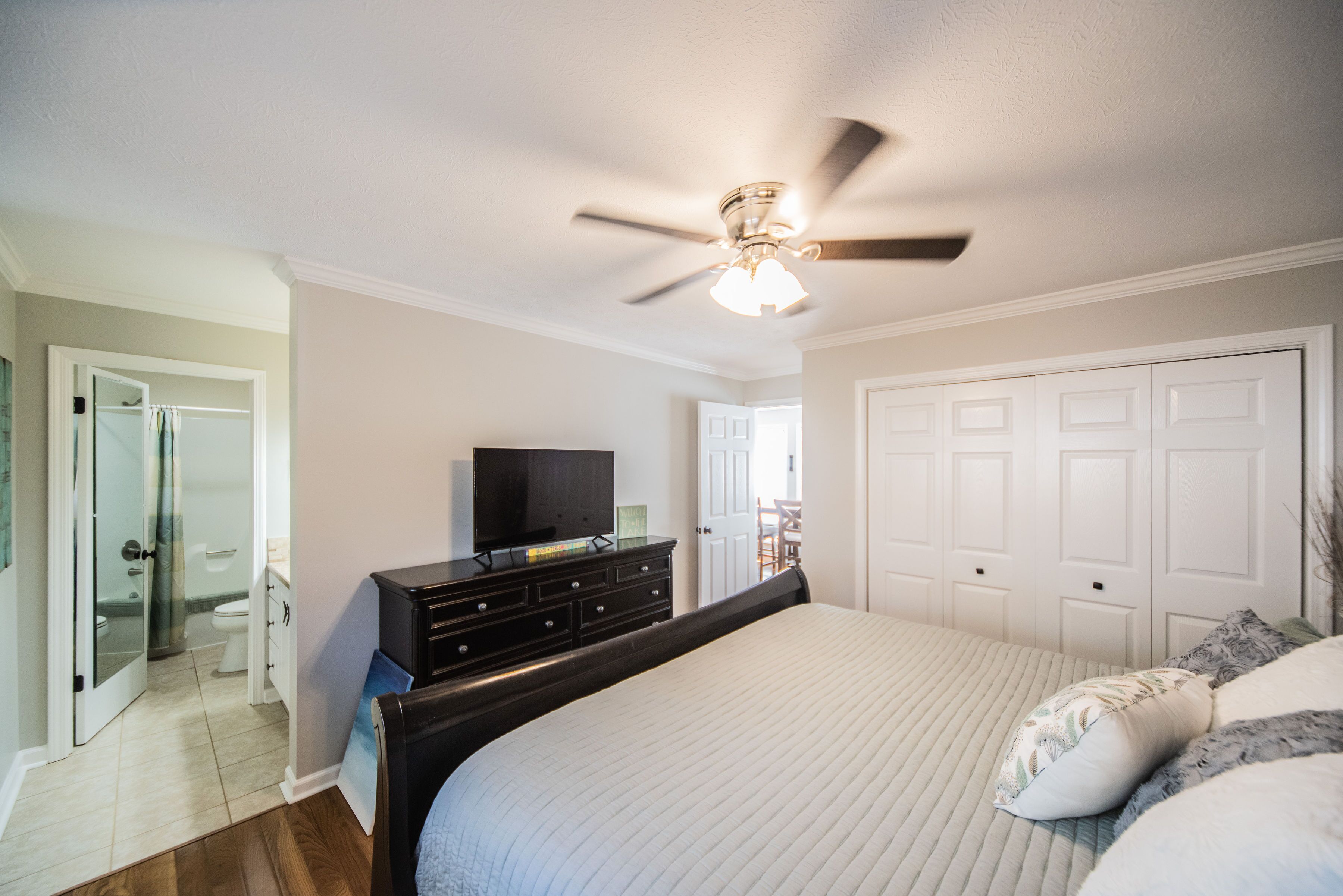 NEW!! Lakefront views! Happy Hideaway