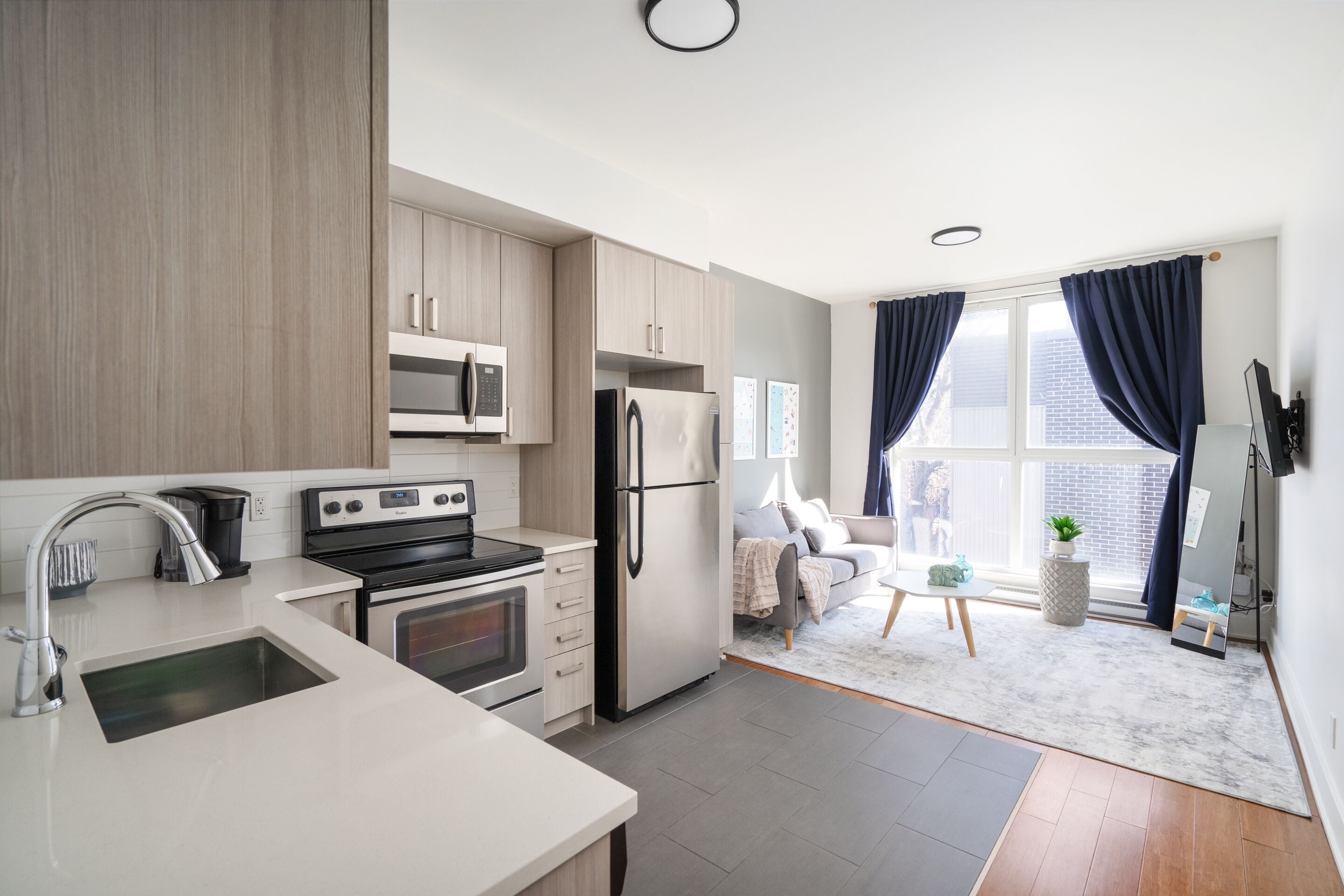 华丽客房 | 起居区 | 37-英寸智能电视 （配备数码频道）、电视