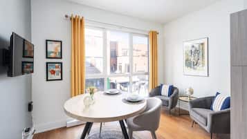 Deluxe-lejlighed | Opholdsområde | 37-tommers smart-tv med digitale kanaler, tv