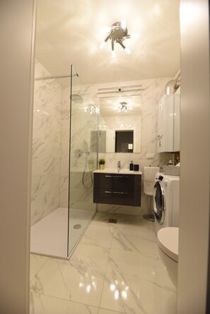 Douche, articles de toilette gratuits, sèche-cheveux